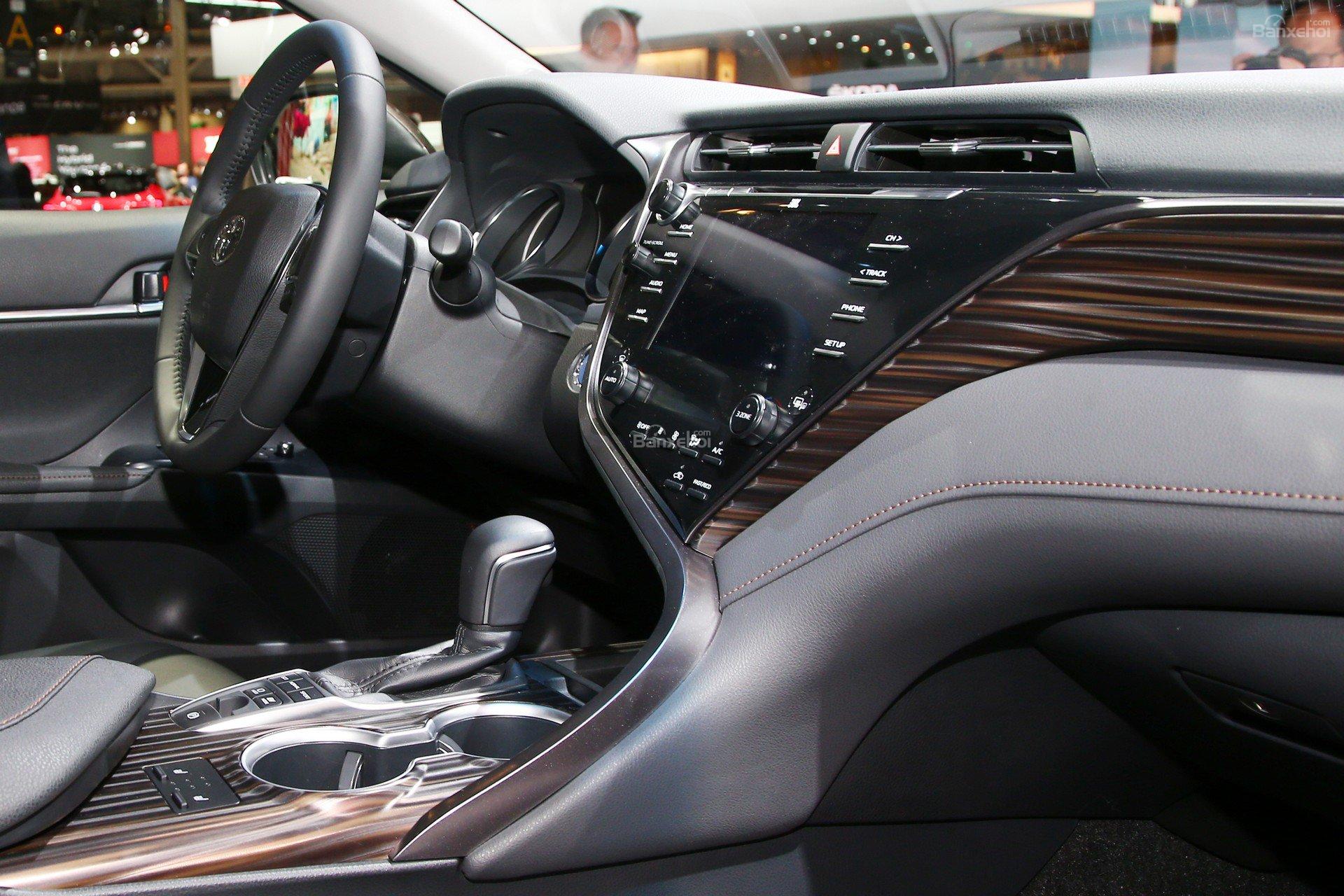 Toyota Camry hybrid 2019.