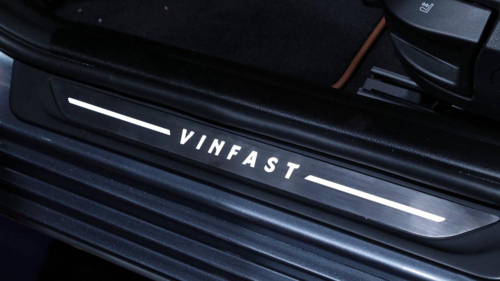 VinFast LUX A2.0 - Bậc cửa với dòng chữ VinFast phát sáng..