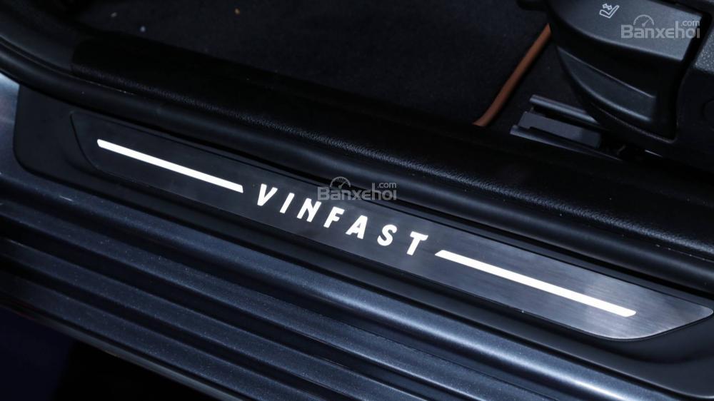 Đánh giá xe VinFast LUX A2.0: Bậc cửa lên xuống.