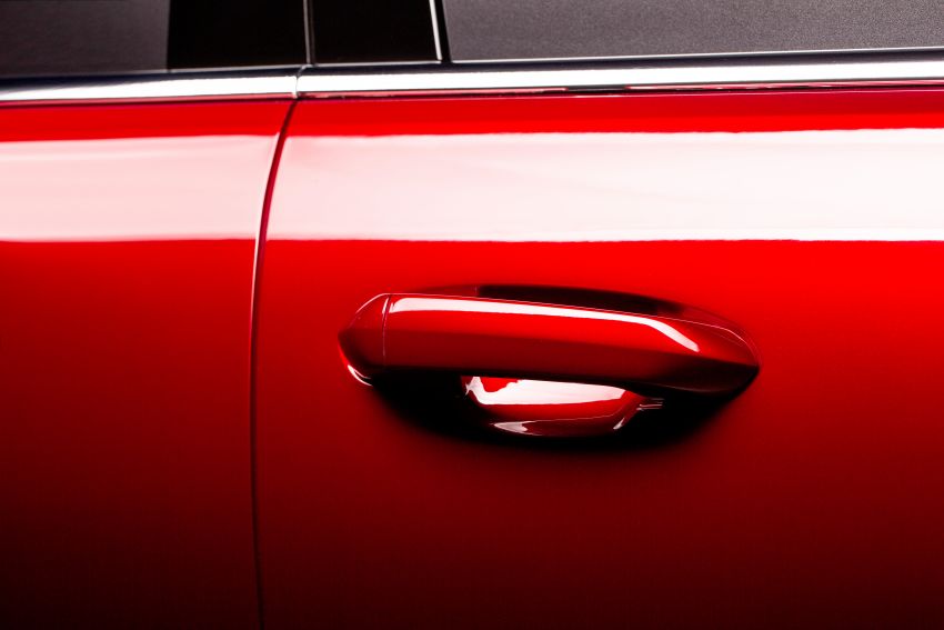 Đánh giá xe VinFast LUX SA2.0: Tay nắm cửa cùng màu thân xe....