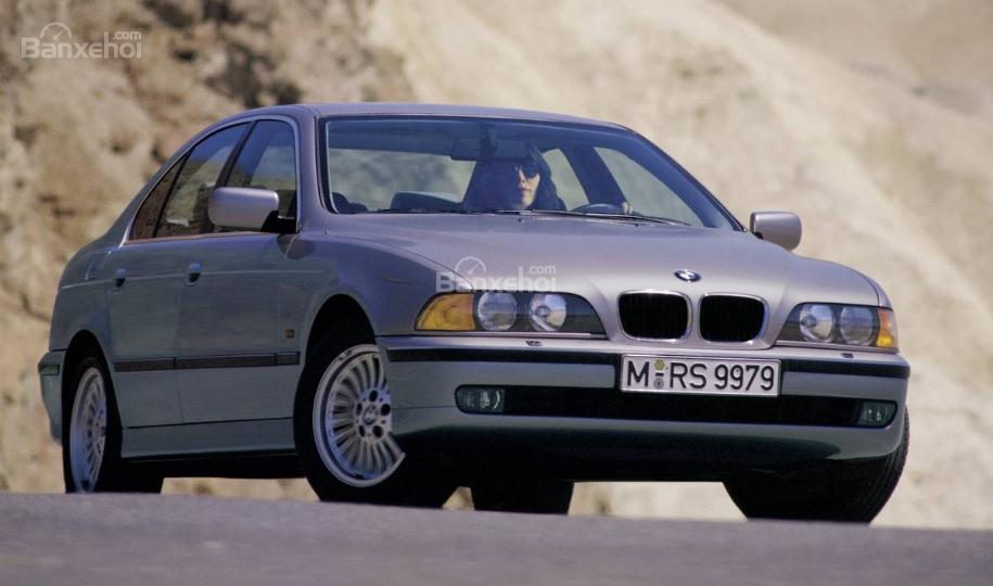 BMW 5-Series thế hệ 4.