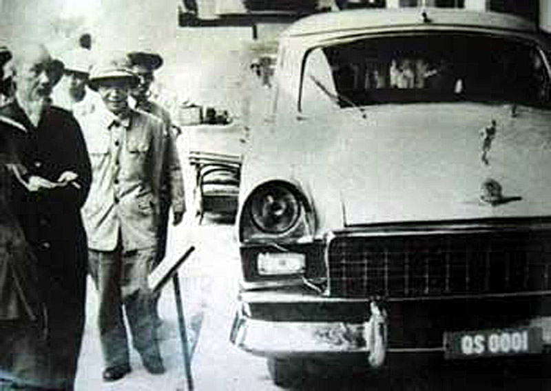 Chủ tịch Hồ Chí Minh xem xét chiếc xe Chiến Thắng, ô tô đầu tiên do Việt Nam tự sản xuất