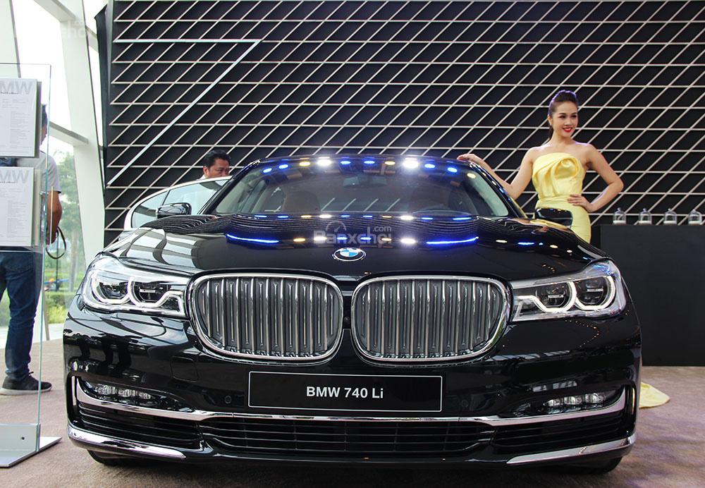 Phần đầu xe BMW 740Li 