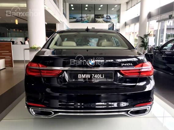 Đuôi xe BMW 740Li