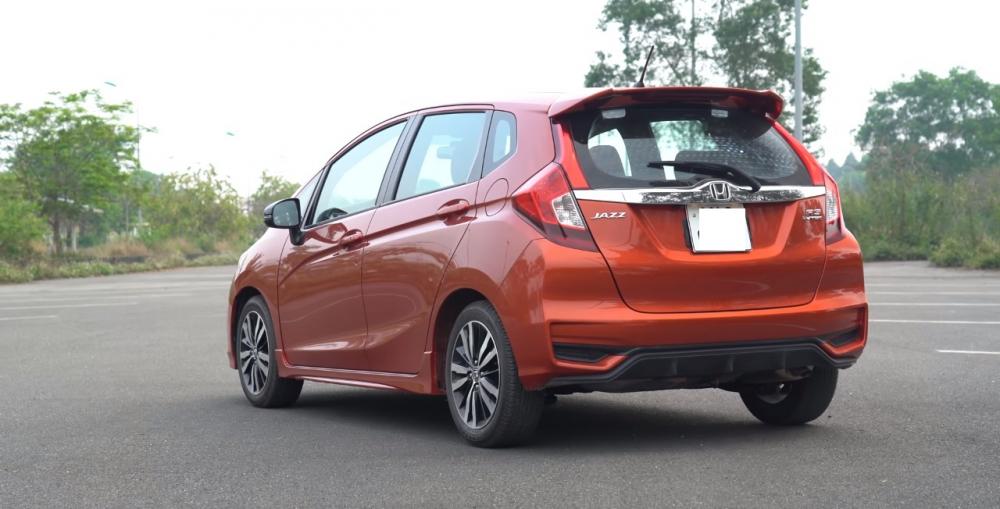 So sánh xe Honda Jazz 2018 và Honda City Top 2018 về đuôi xe.