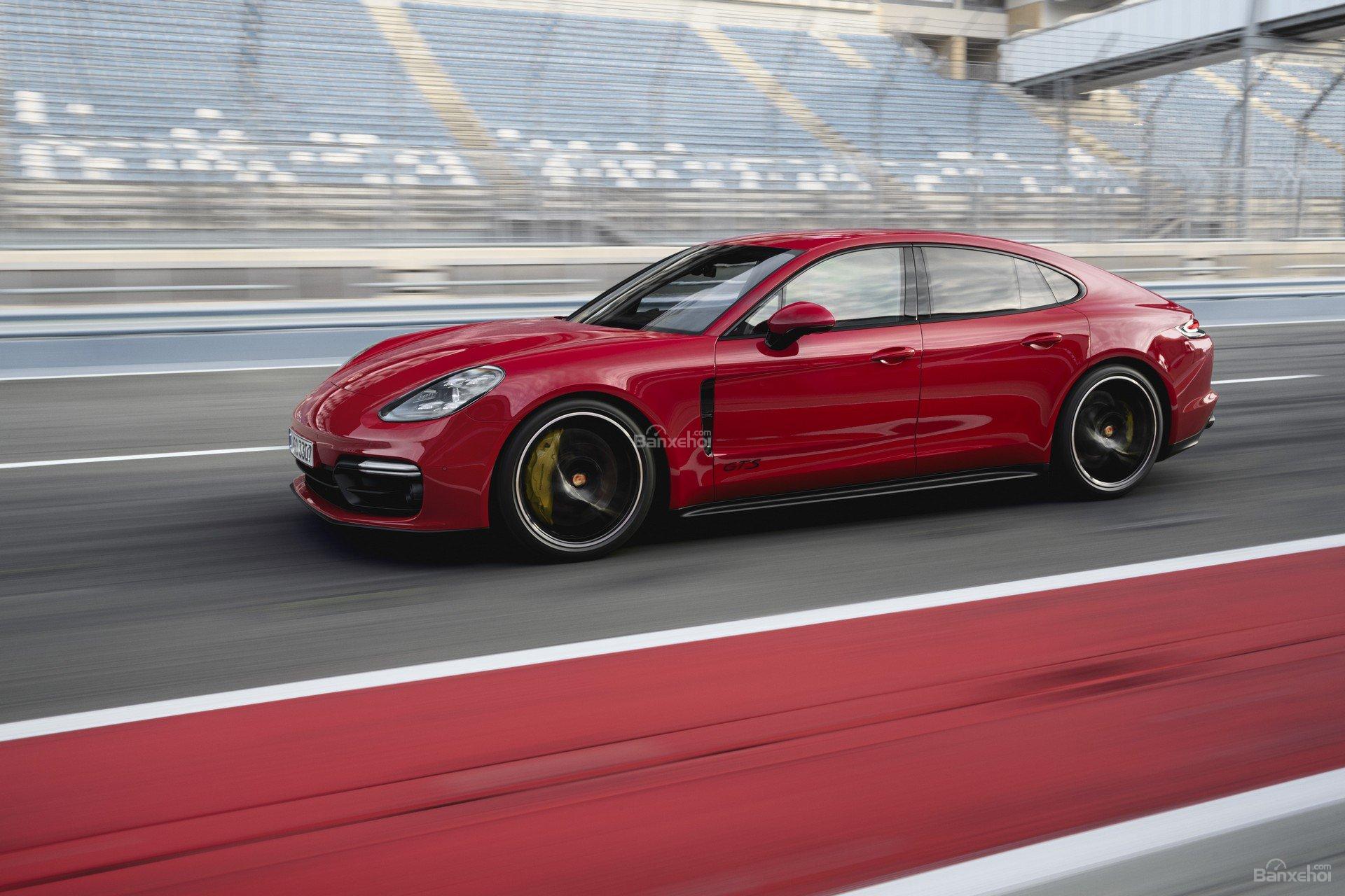 Porsche Panamera GTS 2019 trình làng với 453 mã lực.