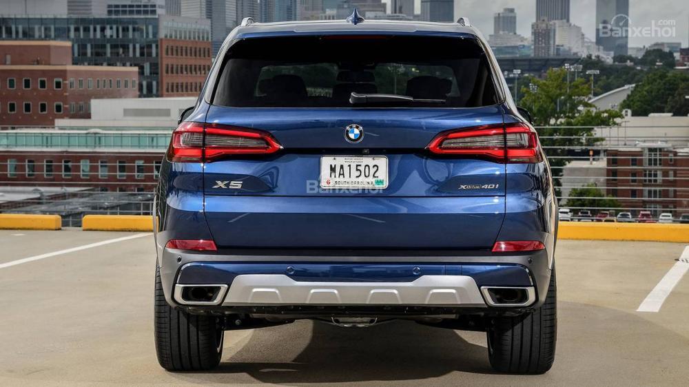 So sánh BMW X7 và BMW X5 về đuôi xe a2