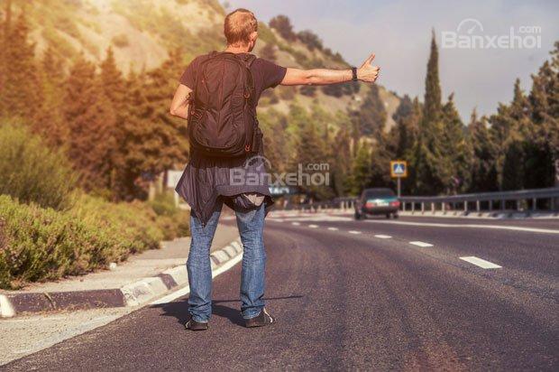 Giúp người cũng nên cảnh giác 7 mẹo giúp phụ nữ lái xe một mình an toàn - 5