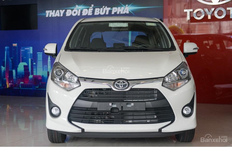 So sánh xe Honda Brio 2018 và Toyota Wigo 2018 về đầu xe.