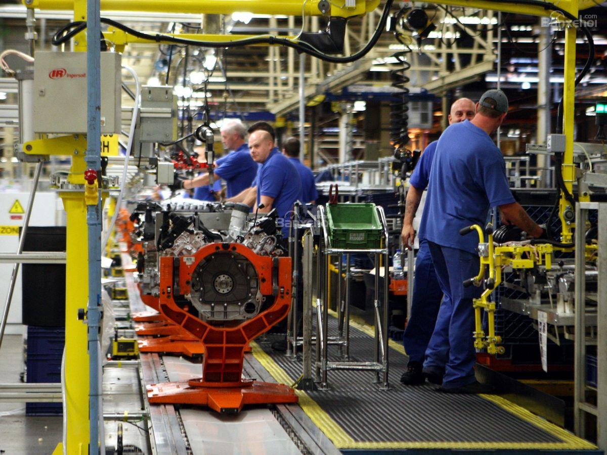 Ford đóng cửa dây chuyền sản xuất động cơ trong năm ngày.