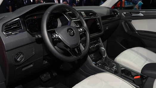 Mercedes GLC250 4Matic 2018 sở hữu khoang cabin thoải mái và sang trọng hơn Volkswagen Tiguan Allspace 2018 .