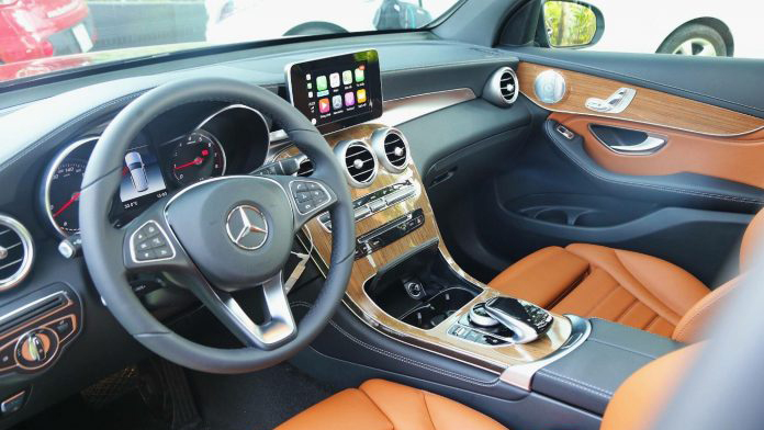 Mercedes GLC250 4Matic 2018 sở hữu khoang cabin thoải mái và sang trọng hơn Volkswagen Tiguan Allspace 2018 3