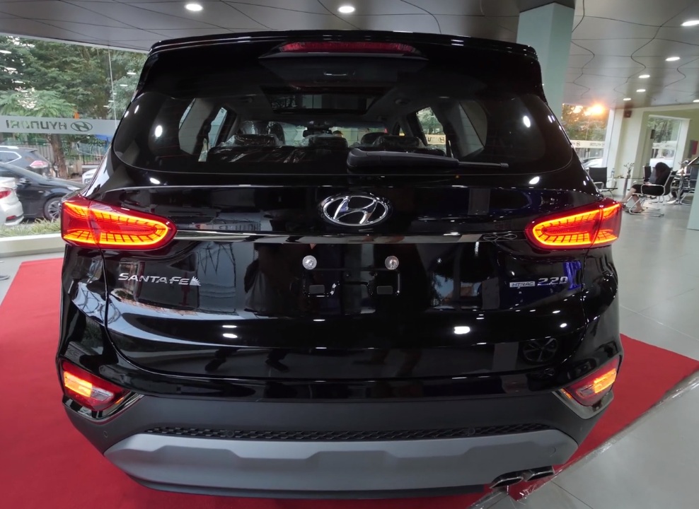 Hyundai Santa Fe 2019 về đại lý thiếu trang bị vẫn “bán bia kèm lạc” - a5.