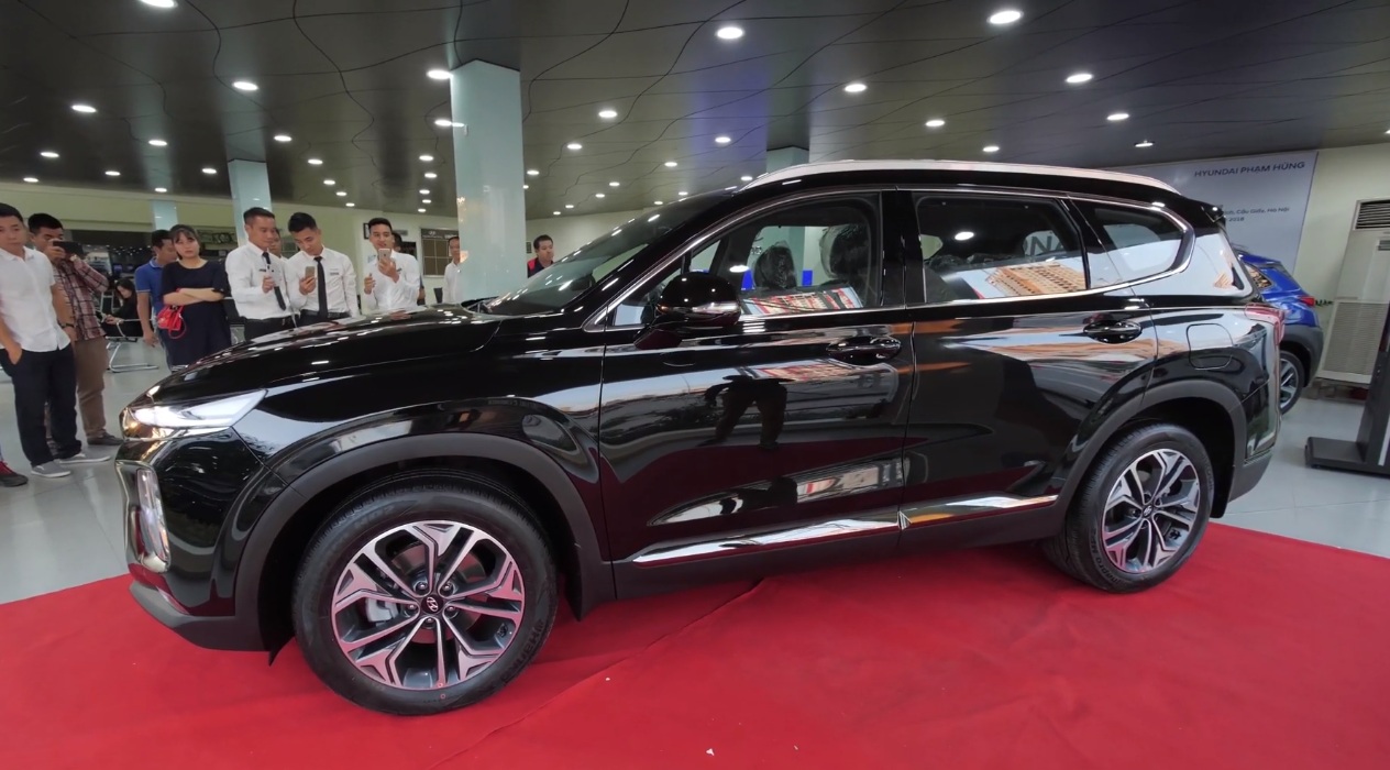 Đánh giá xe Hyundai Santa Fe 2019: Thân xe cứng cáp Ảnh chụp thân xe Hyundai Santa Fe 2019