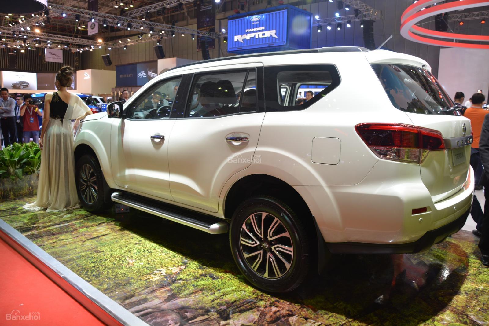 So sánh xe Nissan Terra 2019 và Ford Everest 2019 về đuôi xe.