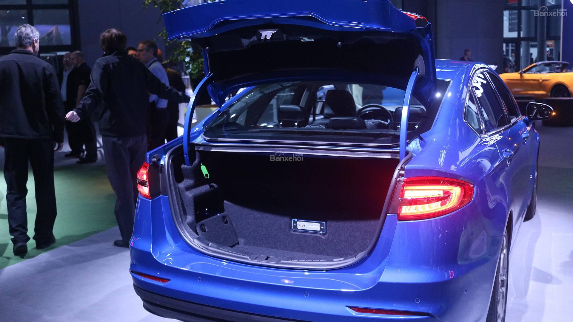 Đánh giá xe Ford Fusion 2019 về không gian hành lý.
