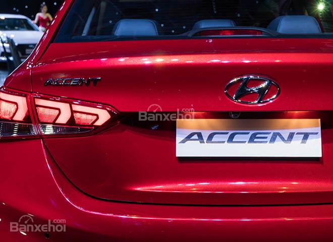 Nissan Sunny XV 2019 và Hyundai Accent 1.4AT 2018 về đuôi xe 4