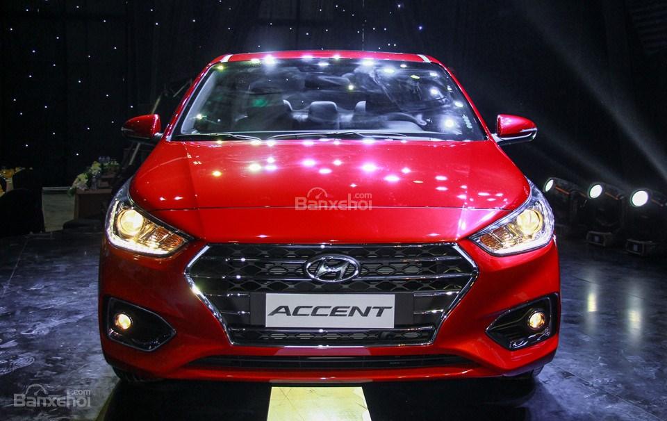 Nissan Sunny XV 2019 và Hyundai Accent 1.4AT 2018 về đầu xe 2