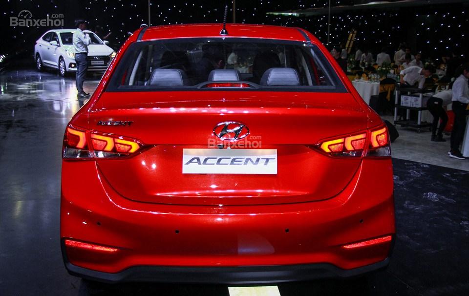 Nissan Sunny XV 2019 và Hyundai Accent 1.4AT 2018 về đuôi xe 2