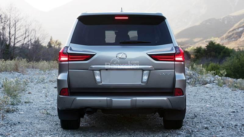 So sánh Lexus LX 570 2018 và Mercedes-Benz GLS 2018 về đuôi xe 1...