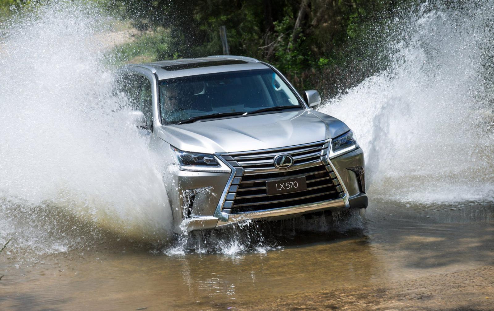 So sánh Lexus LX 570 2018 và Land Rover Range Rover 2018 về vận hành 2...