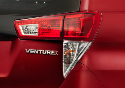 Đánh giá xe Toyota Innova Venturer 2019: Thiết kế đèn hậu 1