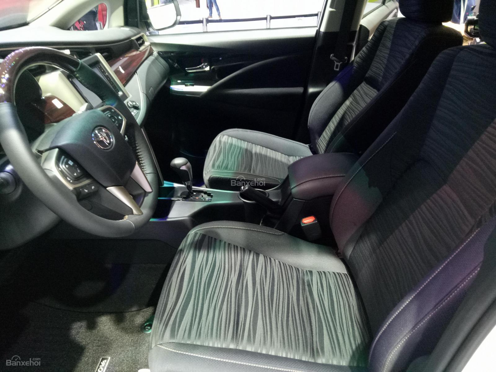 Đánh giá xe Toyota Innova Venturer 2019: Thiết kế hàng ghế trước 1