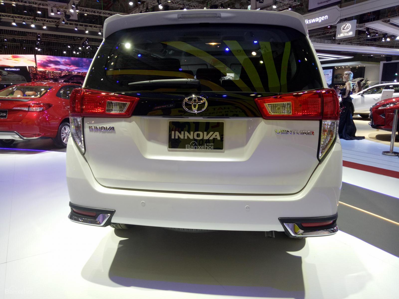 Đánh giá xe Toyota Innova Venturer 2019 về thiết kế đuôi xe a1
