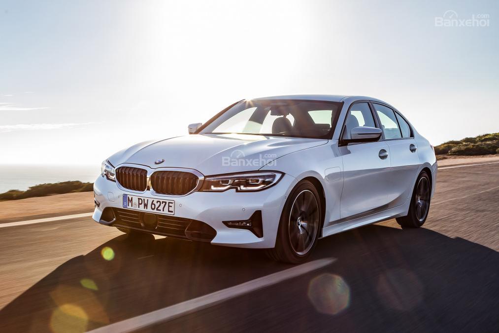 BMW 330e 2019.