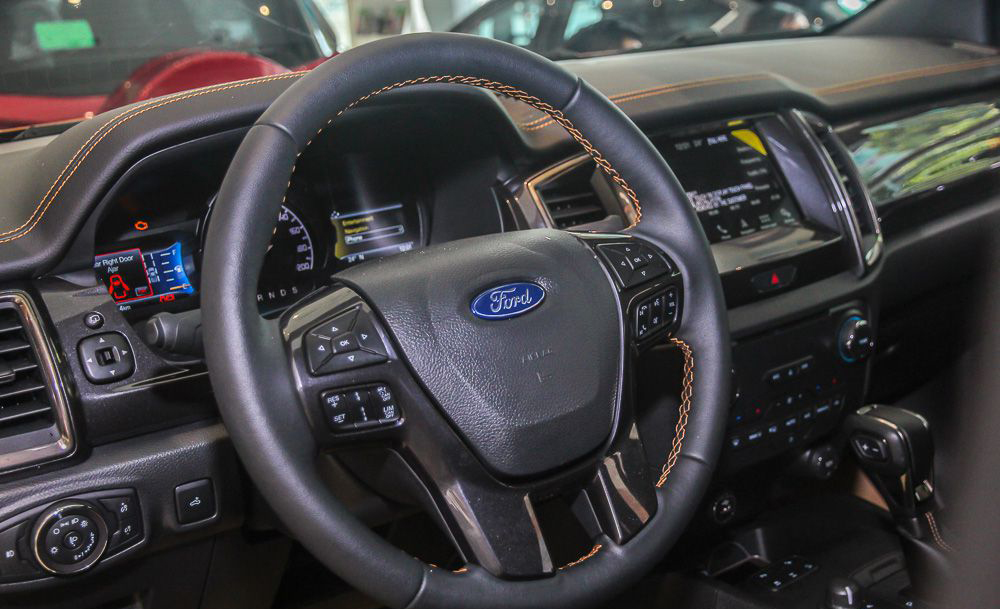 So sánh Ford Ranger 2019 và Toyota Hilux 2019 về vô-lăng 3