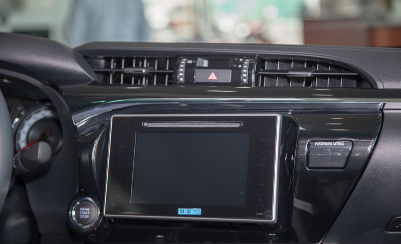 So sánh Ford Ranger 2019 và Toyota Hilux 2019 về trang bị giải trí.