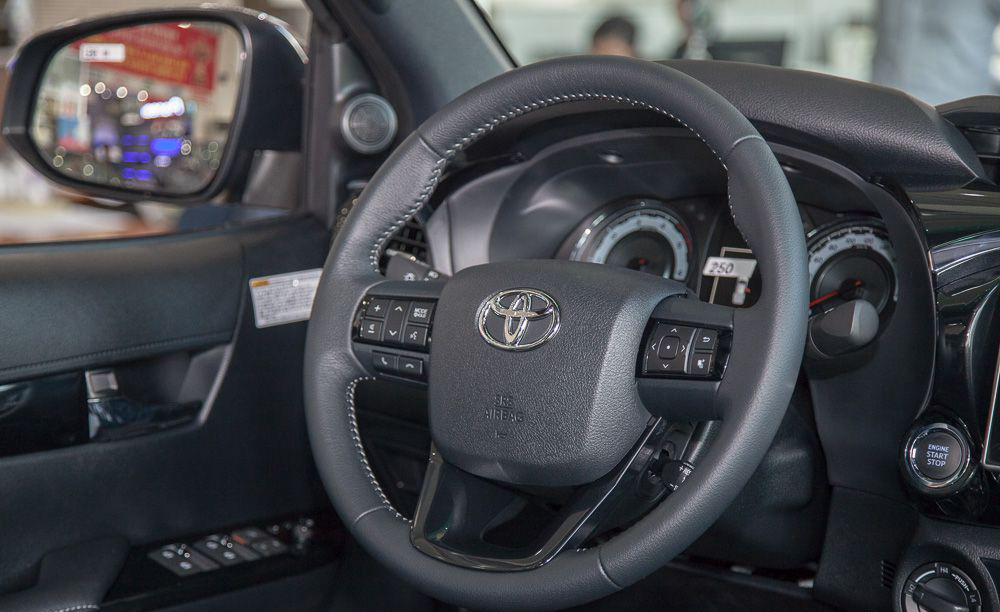 So sánh Ford Ranger 2019 và Toyota Hilux 2019 về vô-lăng.