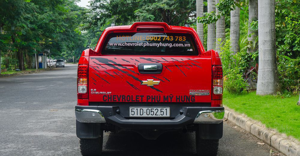 So sánh xe Chevrolet Colorado 2019 và Nissan Navara 2019 về đuôi xe.