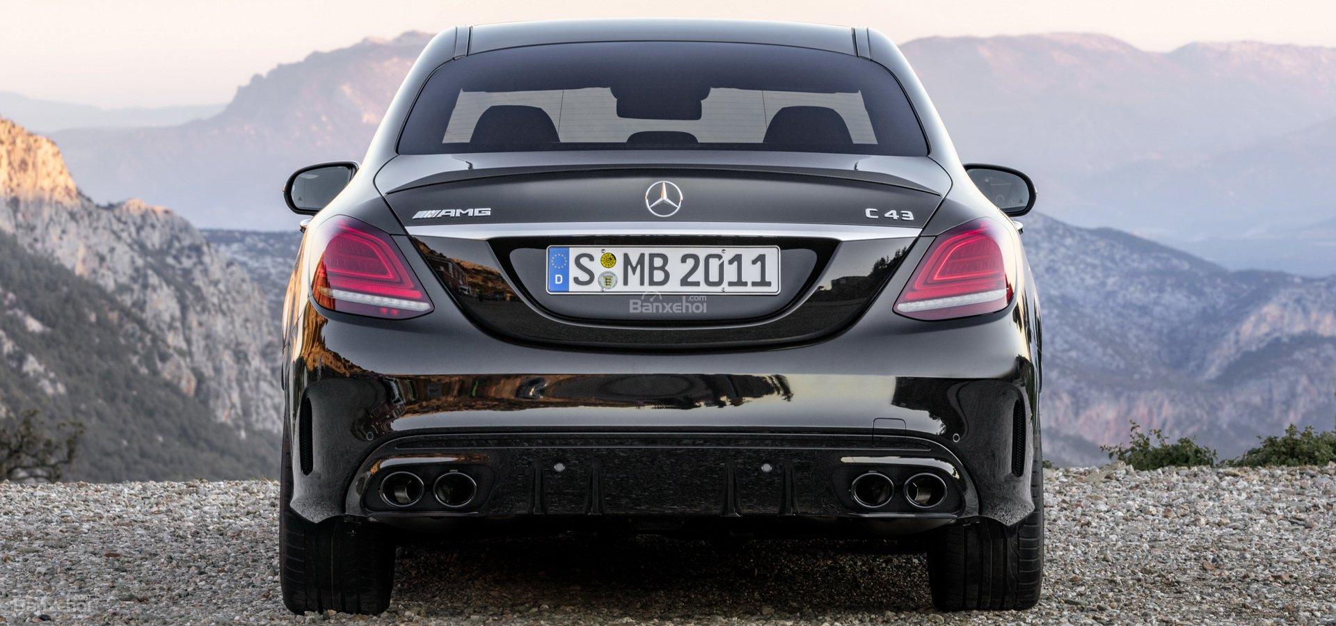 Đuôi xe Mercedes-AMG C43.