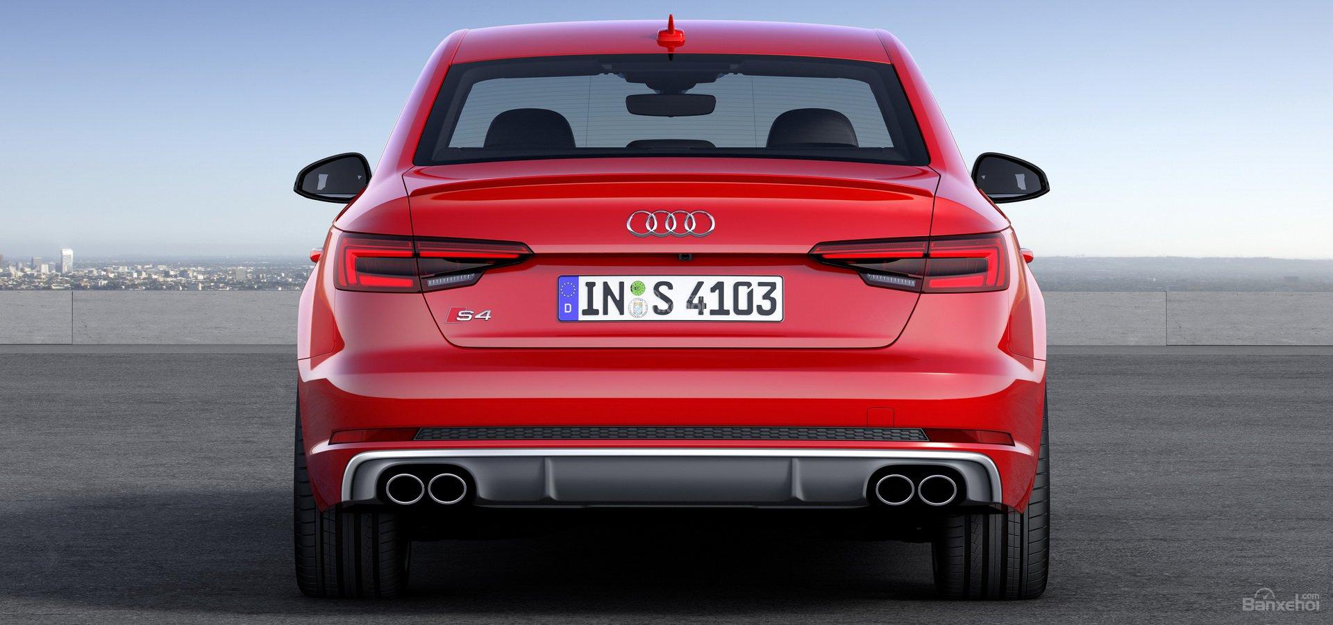 Đuôi xe Audi S4.