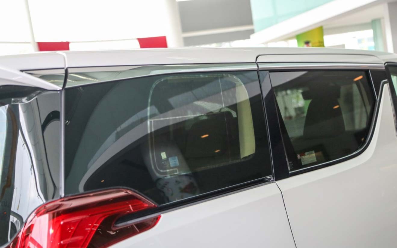 Đánh giá xe Toyota Alphard Luxury 2019: Cửa kính 1