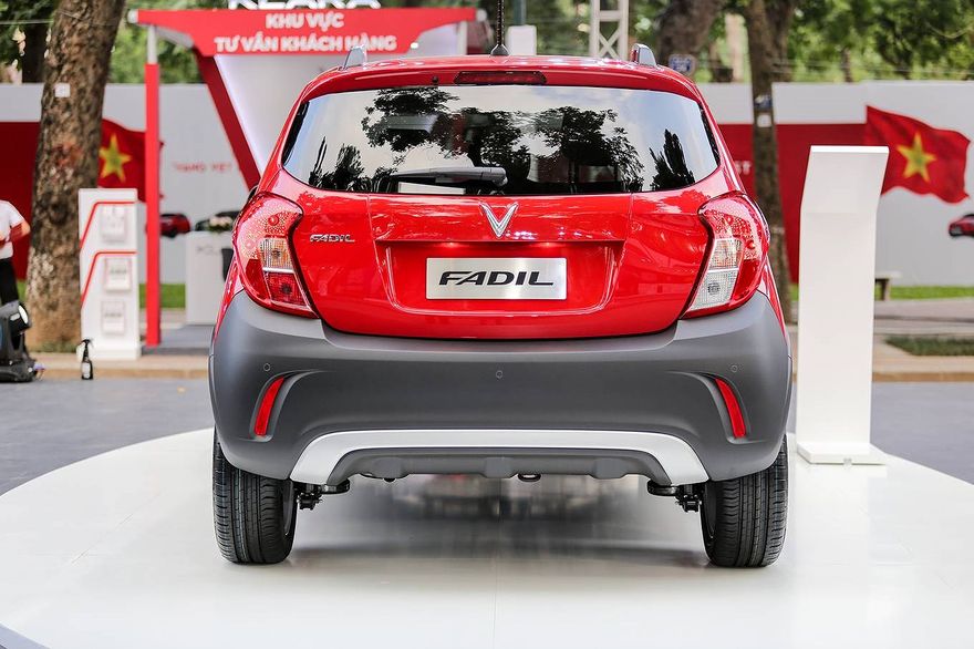 Đánh giá xe VinFast Fadil 2019-2020: Đuôi xe nhìn chính diện.