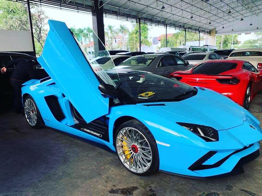 Chiếc Lamborghini Aventador S Roadster đầu tiên đã có mặt tại Campuchia a1