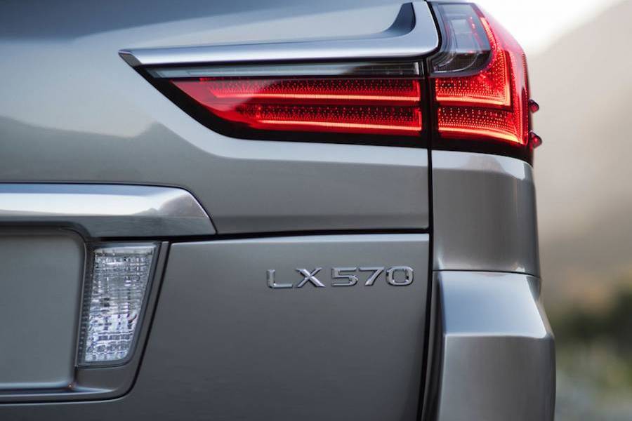 Đánh giá xe Lexus LX 570 2019: Thiết kế đèn hậu 1