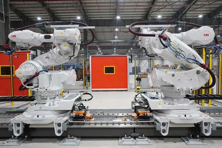 Khám phá dây chuyên sản xuất với 1.200 robot tự động của VinFast a10