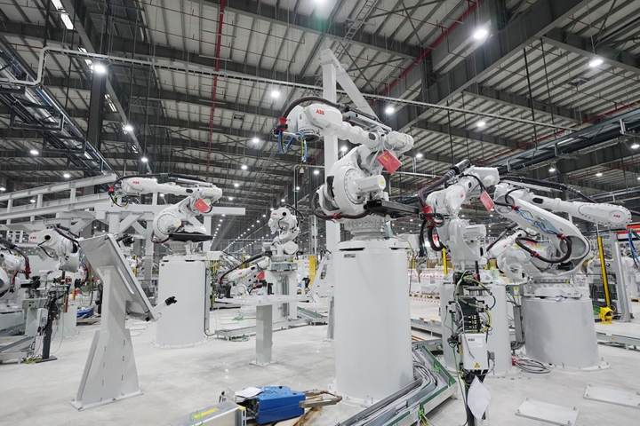 Khám phá dây chuyên sản xuất với 1.200 robot tự động của VinFast a7