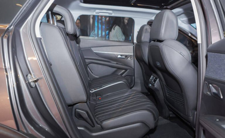 So sánh xe Peugeot 5008 2019 và Ford Everest 2019 về ghế ngồi.