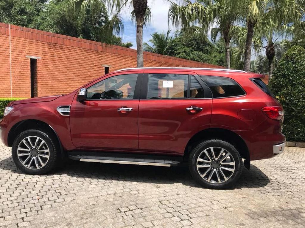 VinFast LUX SA2.0 cao cấp và Ford Everest Titanium về thân xe 2