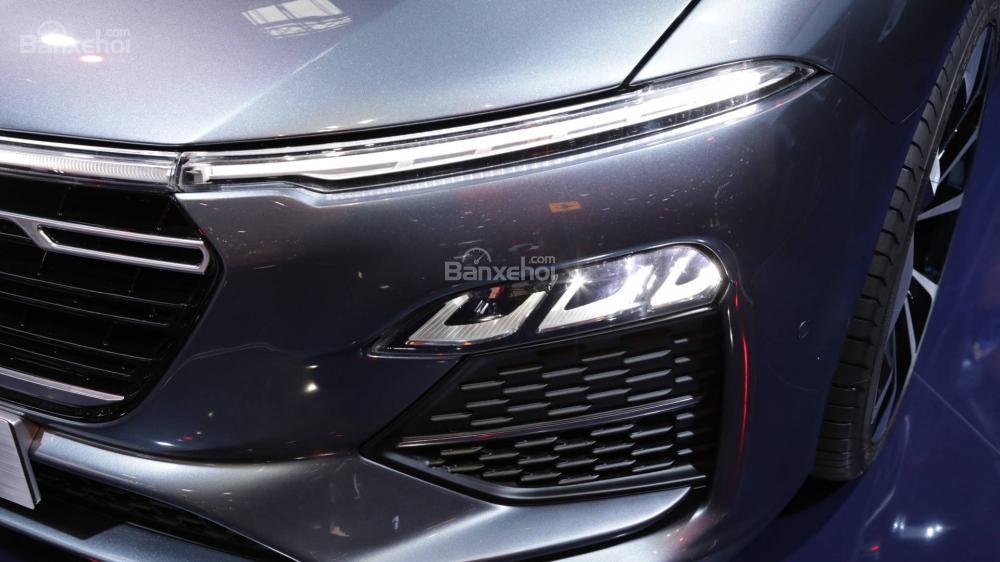 So sánh xe Toyota Fortuner 2019 và VinFast LUX SA2.0 2019 về đầu xe 8