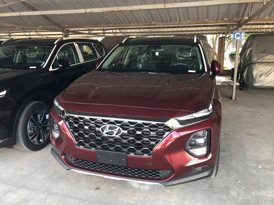 Lô xe Hyundai Santa Fe 2019 mới về đầy bãi, chuẩn bị giao đến tay khách hàng - Ảnh 2.