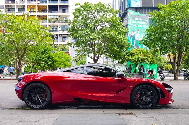 Bắt gặp McLaren 720S bản hiệu suất cao đỏ rực rỡ lượn phố Sài Gòn 3 Bắt gặp McLaren 720S bản hiệu suất cao đỏ rực rỡ lượn phố Sài Gòn a3