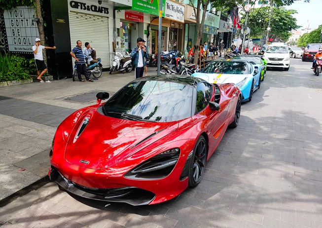 Bắt gặp McLaren 720S bản hiệu suất cao đỏ rực rỡ lượn phố Sài Gòn 1 Bắt gặp McLaren 720S bản hiệu suất cao đỏ rực rỡ lượn phố Sài Gòn a1