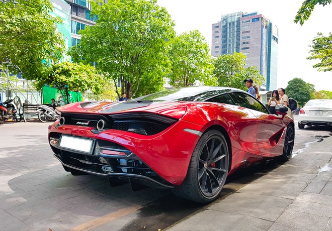 Bắt gặp McLaren 720S bản hiệu suất cao đỏ rực rỡ lượn phố Sài Gòn 6 Bắt gặp McLaren 720S bản hiệu suất cao đỏ rực rỡ lượn phố Sài Gòn a6