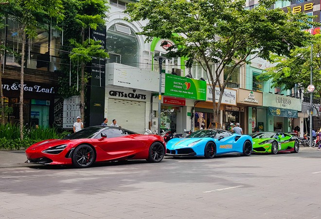 Bắt gặp McLaren 720S bản hiệu suất cao đỏ rực rỡ lượn phố Sài Gòn 13 Bắt gặp McLaren 720S bản hiệu suất cao đỏ rực rỡ lượn phố Sài Gòn a13