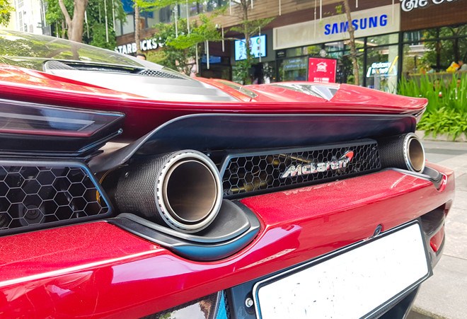 Bắt gặp McLaren 720S bản hiệu suất cao đỏ rực rỡ lượn phố Sài Gòn 9 Bắt gặp McLaren 720S bản hiệu suất cao đỏ rực rỡ lượn phố Sài Gòn a9